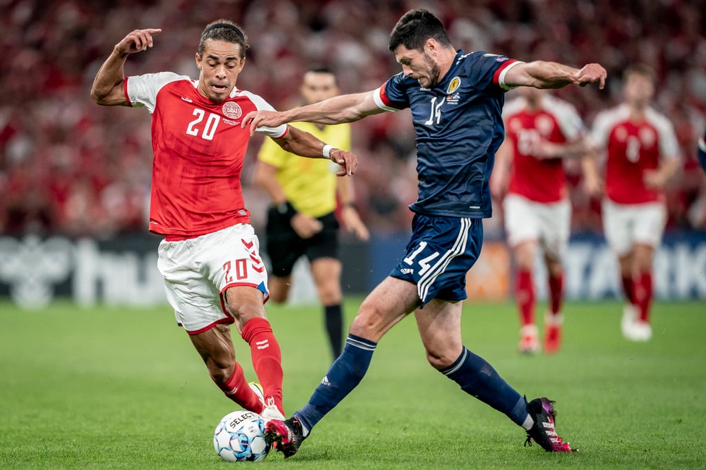 Yussuf Poulsen im Zweikampf mit dem Schotten&nbsp;Scott McKenna (r.).