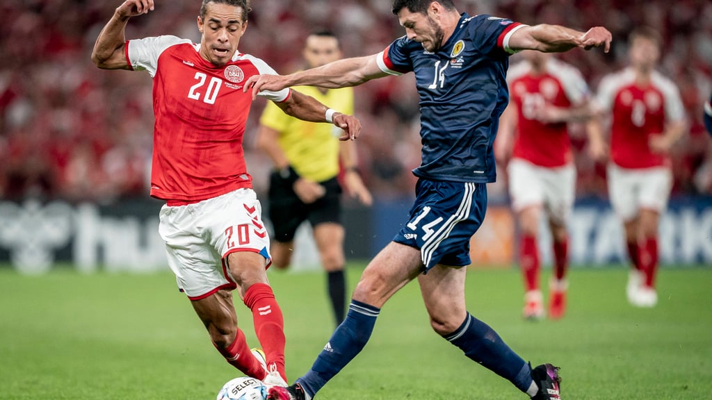 Yussuf Poulsen im Zweikampf mit dem Schotten Scott McKenna (r.).