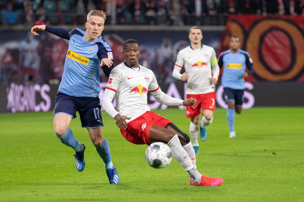 Oscar Wendt (l.), hier im Duell mit Nordi Mukiele, freut sich auf das Duell gegen RB Leipzig.