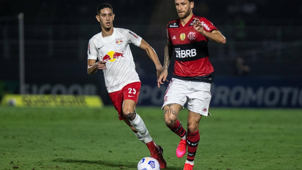 Bruno Praxedes (l.) vom Red Bull Bragantino verfolgt einen Gegenspieler.