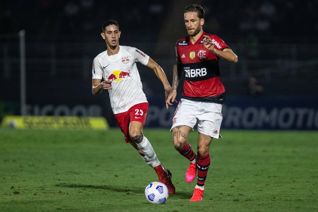 Bruno Praxedes (l.) vom Red Bull Bragantino verfolgt einen Gegenspieler.