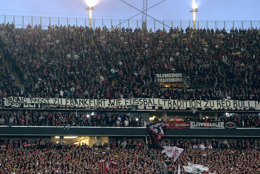 Fredi Bobic hatte es am Anfang bei Eintracht Frankfurt nicht leicht. Banner von Eintracht-Fans aus dem Mai 2016.