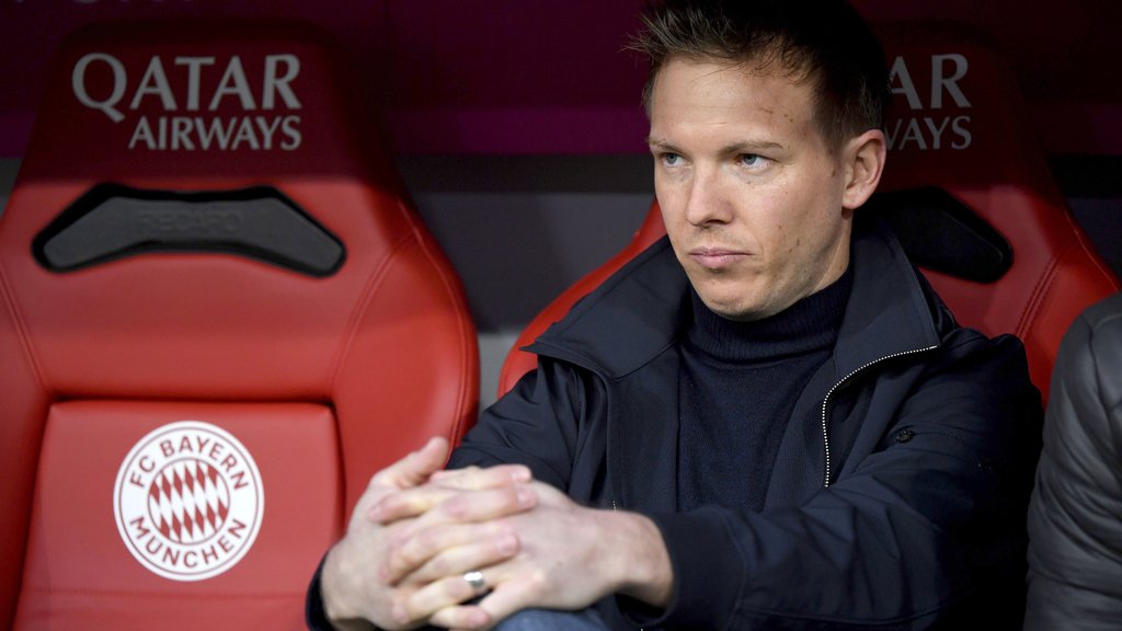 Neuer Arbeitsplatz: Julian Nagelsmann auf der Bayern-Bank.