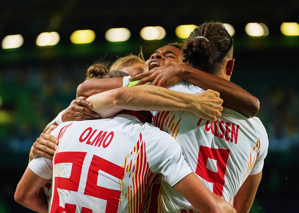 Jubelfotos aus Lissabon: Der Halbfinaleinzug ist für den Marketingklub beste Reklame.