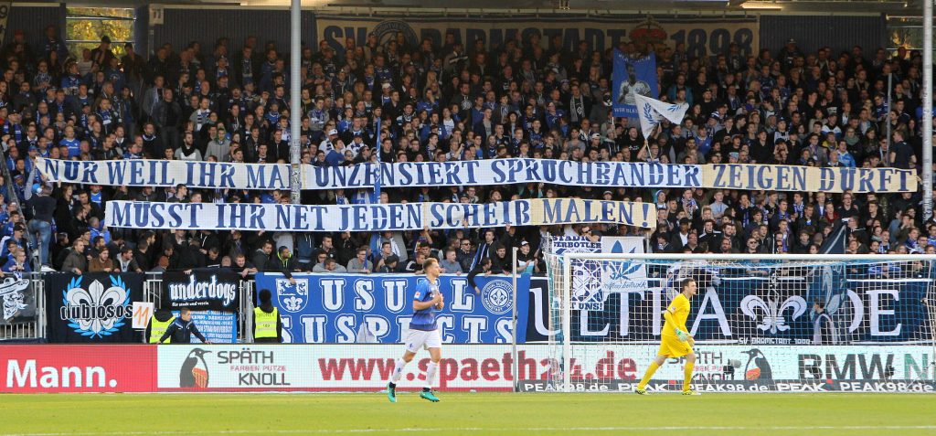 Darmstädter Fans thematisieren Zensur in der Red Bull Arena.