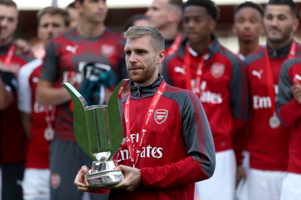 Die Freude über den Sieg beim Emirates Cup mit Arsenal fiel bei Per Mertesacker offenbar etwas weniger groß aus als die Freude über RB Leipzig.