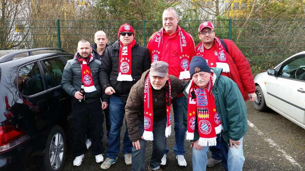 Jörg Freitag (hintere Reihe, 2.v.r.) mit sechs der 86 Fanclub-Mitglieder