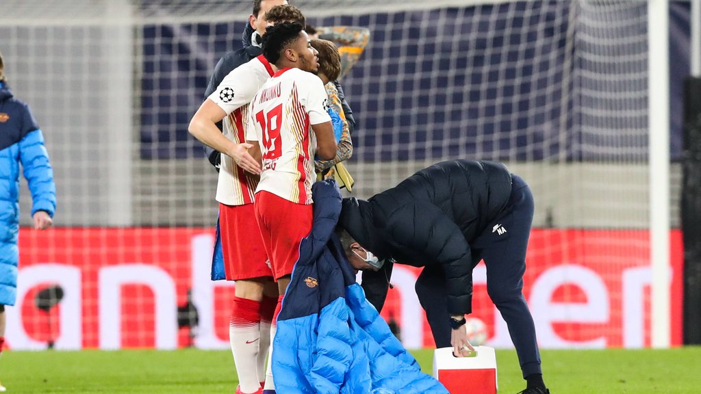 Christopher Nkunku ließ sich nach Spielende gegen Manchester behandeln.