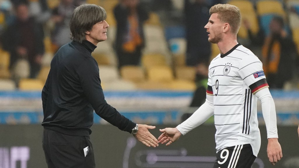 „Länderspiel in Leipzig ist etwas Besonderes”: Timo Werner und Bundestrainer Jogi Löw.