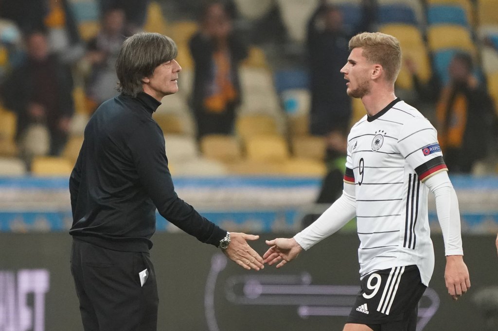 „Länderspiel in Leipzig ist etwas Besonderes”: Timo Werner und Bundestrainer Jogi Löw.