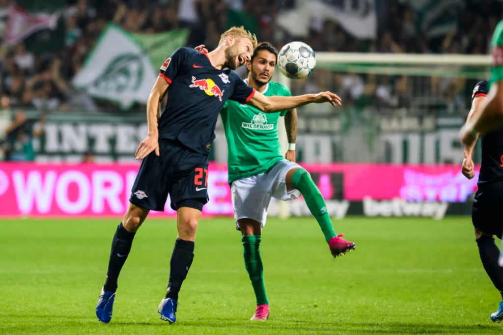Szene des Anstoßes: Konrad Laimer gegen den gebürtigen Leipziger Leonardo Bittencourt.