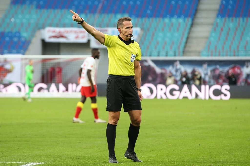 Tobas Stieler pfeift das Spiel zwischen dem VfL Wolfsburg und RB Leipzig.