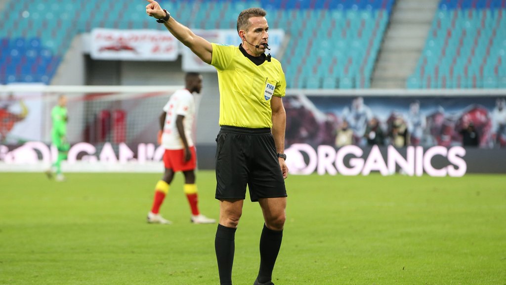 Tobas Stieler pfeift das Spiel zwischen dem VfL Wolfsburg und RB Leipzig.