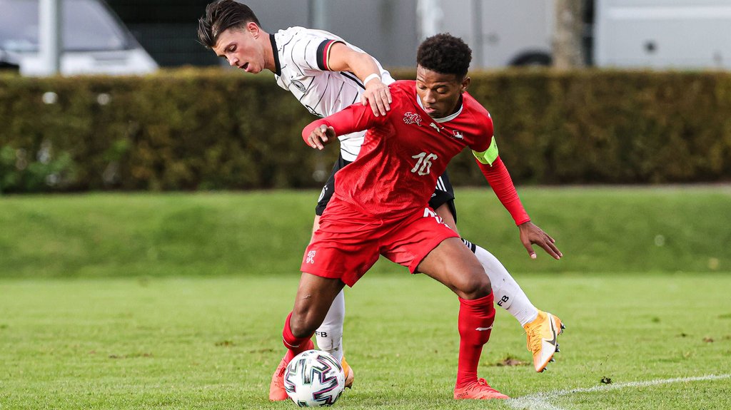 Lazar Samardzic von RB Leipzig im Zweikampf mit dem Schweizer&nbsp;Stephane Cueni (vorne).