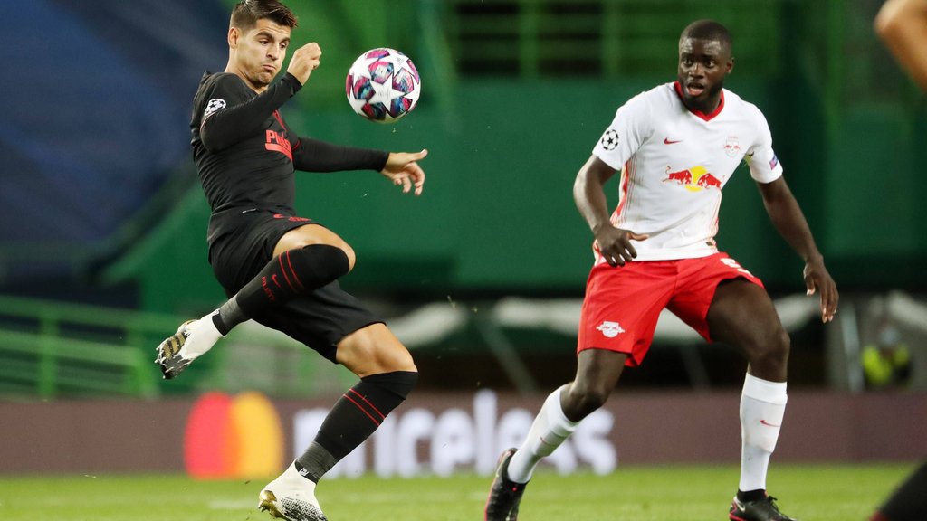RB Leipzigs Dayot Upamecano (r.) ist einer der begehrtesten jungen Innenverteidiger Europas.