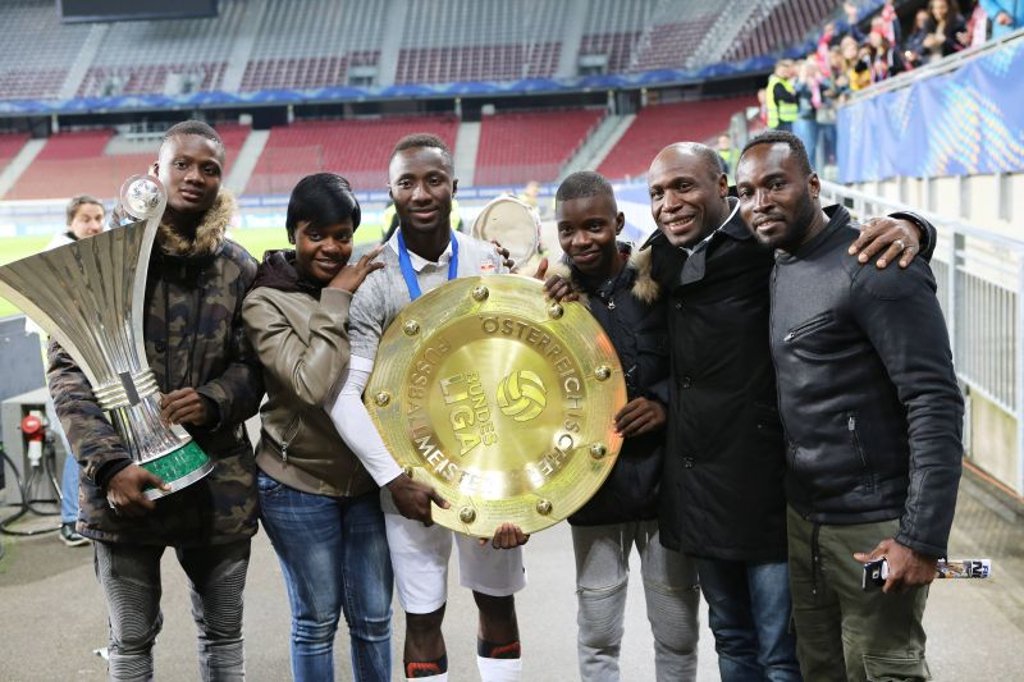 Naby Keita mit Familie bei Red Bull Salzburgs Meisterschaft, bevor er zu RB Leipzig ging.