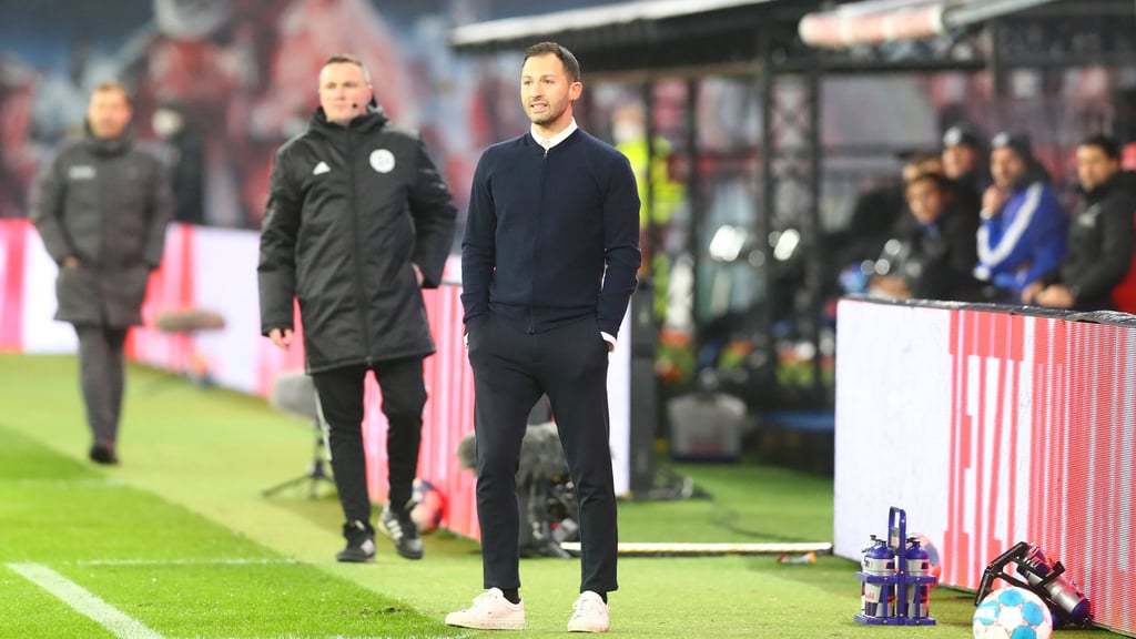 Im Frühjahrslook: Domenico Tedesco wohnt seiner ersten Niederlage als RB-Coach bei