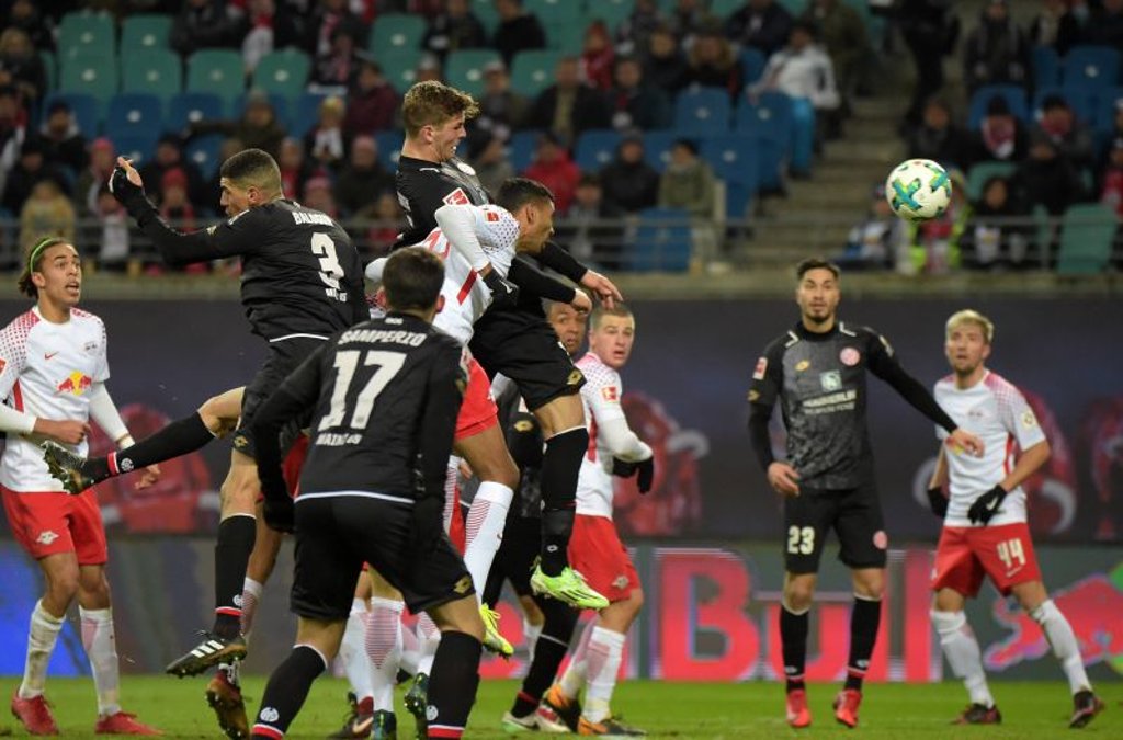 Vor dem 2:2 – Emil Berggren überspringt sie alle.