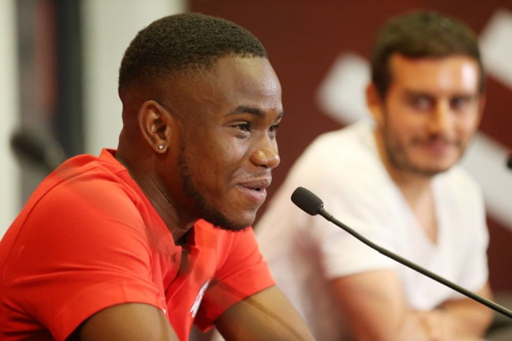 Gut gelaunt präsentierte sich Rückkehrer Ademola Lookman in Leipzig den Medienvertretern.