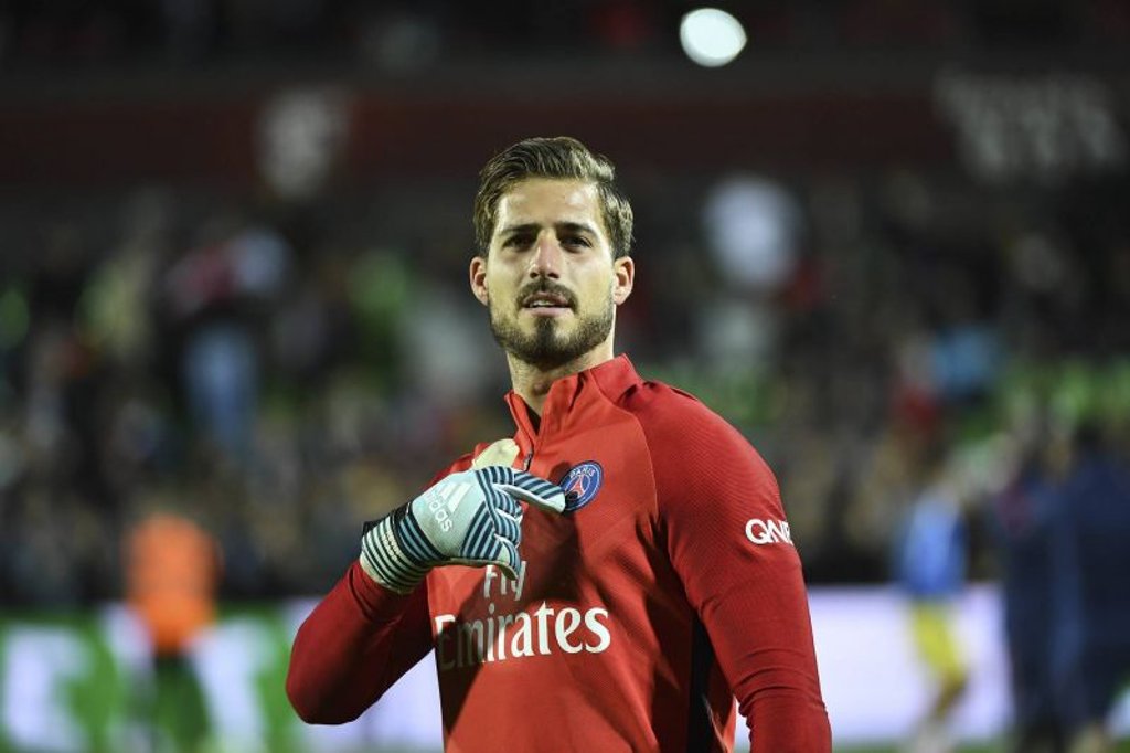 Zeigt Kevin Trapp bald auf ein anderes Wappen als auf das von Paris Saint-Germain?