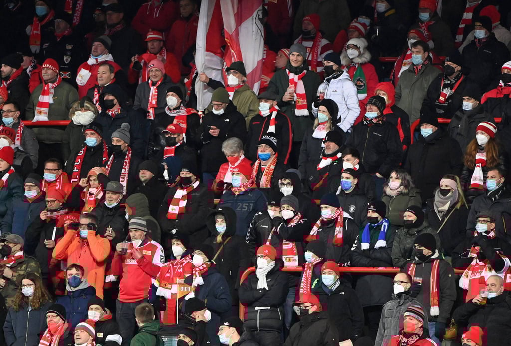 Mit oder ohne Maske? Oder ganz weg? Unterschiedliche Maßnahmen im Umgang mit Fans während Corona