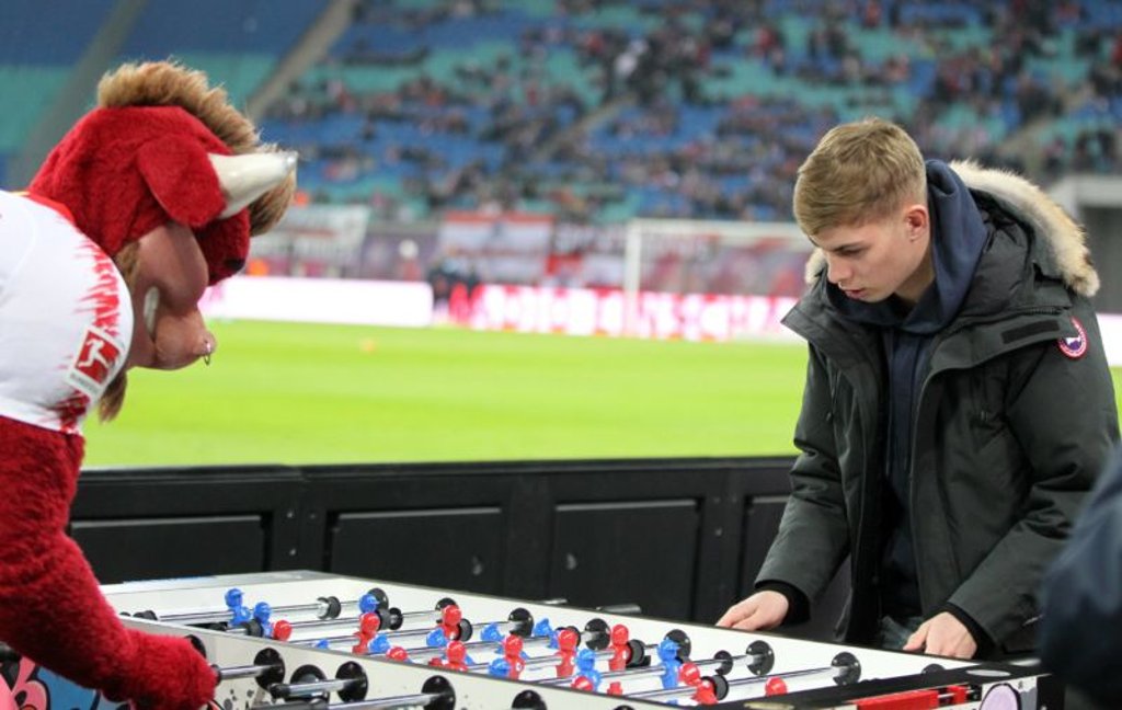 Per Mertesacker findet, dass die Geschwindigkeit der Bundesliga Emile Smith Rowe (re) gut tut.
