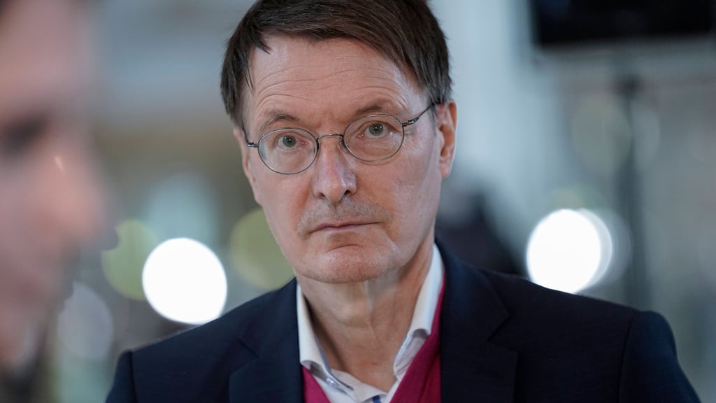 Karl Lauterbach ist gegen volle Bundesliga-Stadien.