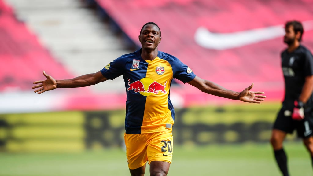 Patson Daka bei einer seiner Lieblingsbeschäftigungen: Tore bejubeln (hier in einem Test gegen den FC Liverpoool 2020)