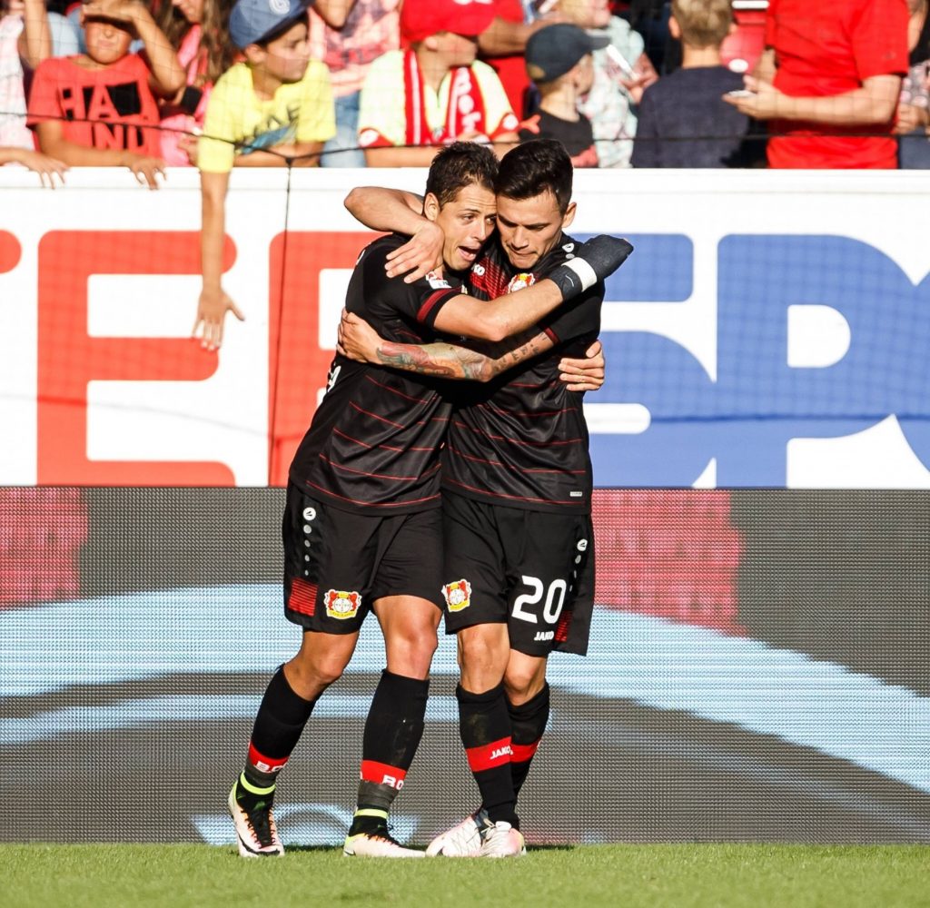 Fehlen möglicherweise in der Startelf gegen RB Leipzig: Chicharito und Charles Aránguiz.
