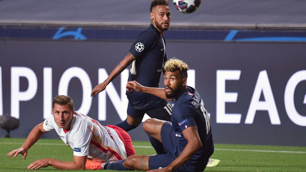 Gibt die Kapitänsbinde nach drei Jahren ab: Willi Orban, hier gegen Neymar und Eric-Maxim Choupo-Moting.