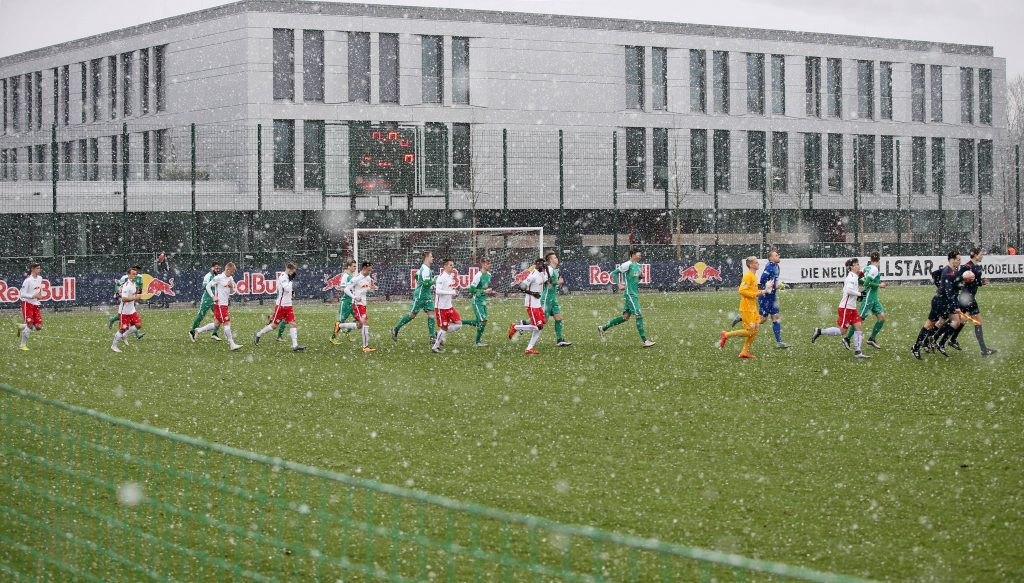 Möglicherweise das neue Arbeitsumfeld von Ebrima Jaiteh. Die U19 von RB Leipzig bei einem Spiel am Cottaweg.