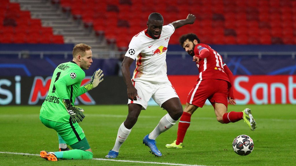 Peter Gulacsi (l.) muss nicht eingreifen, weil Dayot Upamecano zuerst am Ball ist.