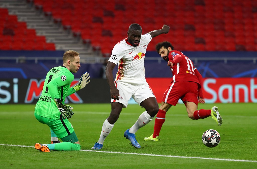 Peter Gulacsi (l.) muss nicht eingreifen, weil Dayot Upamecano zuerst am Ball ist.