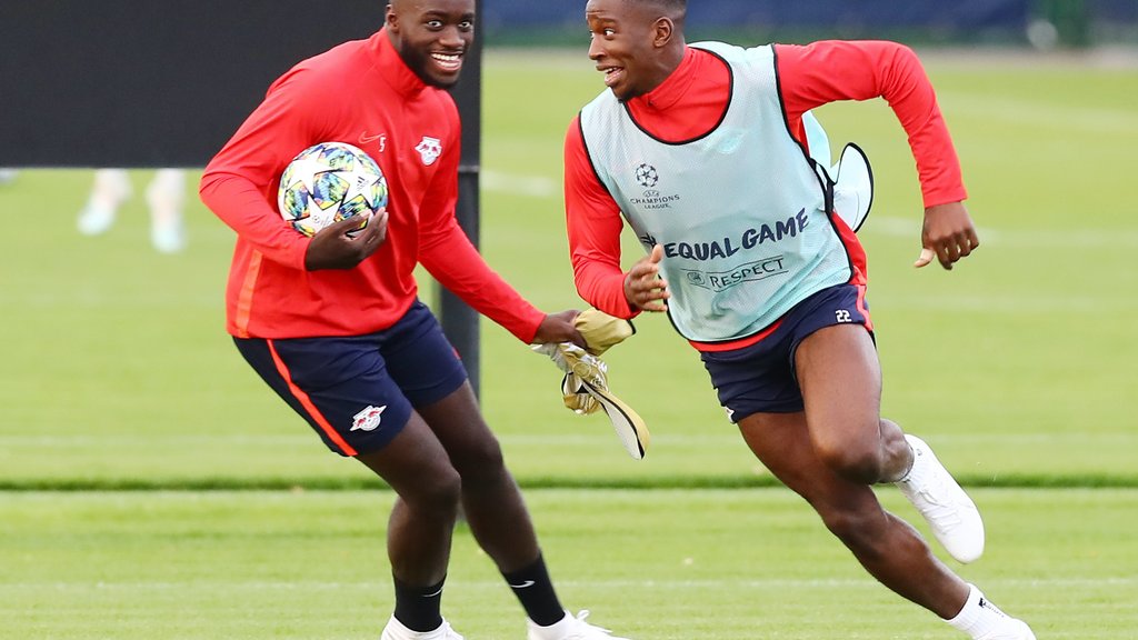 Einer soll nach Paris: Dayot Upamecano (l.) oder Nordi Mukiele (r.)