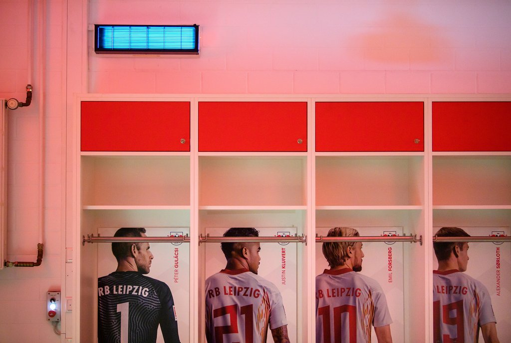 Oben links im Bild ist einer der beiden Wandstrahler in der Kabine von RB Leipzig zu sehen.