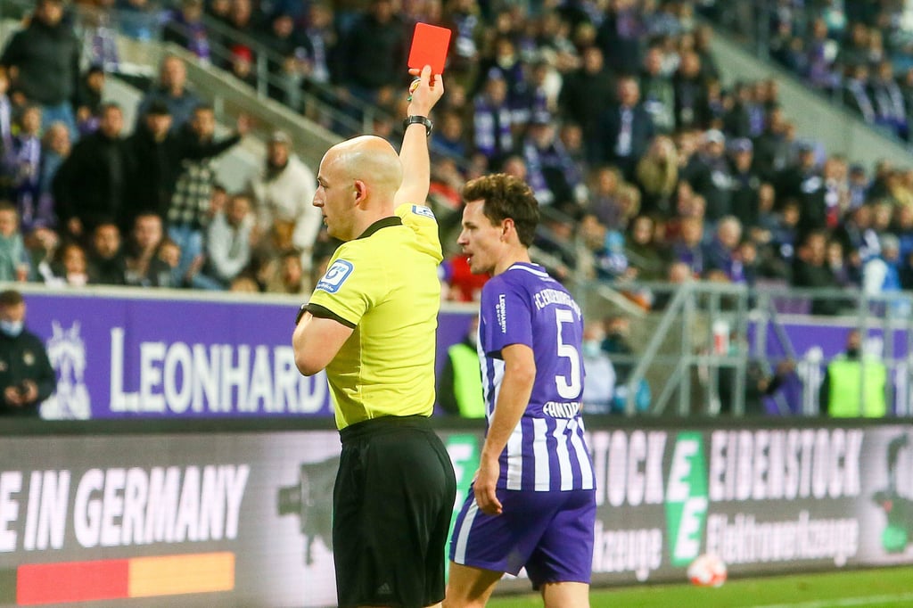Schiedsrichter Nicolas Winter zeigt Clemens Fandrich die Rote Karte.