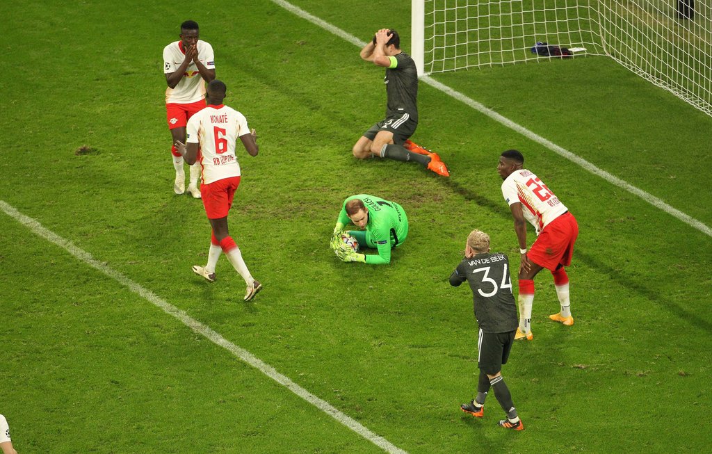 Ball begraben, durchpusten: Sowohl die Spieler von RB Leipzig als auch die von ManU können die Szene kaum fassen.