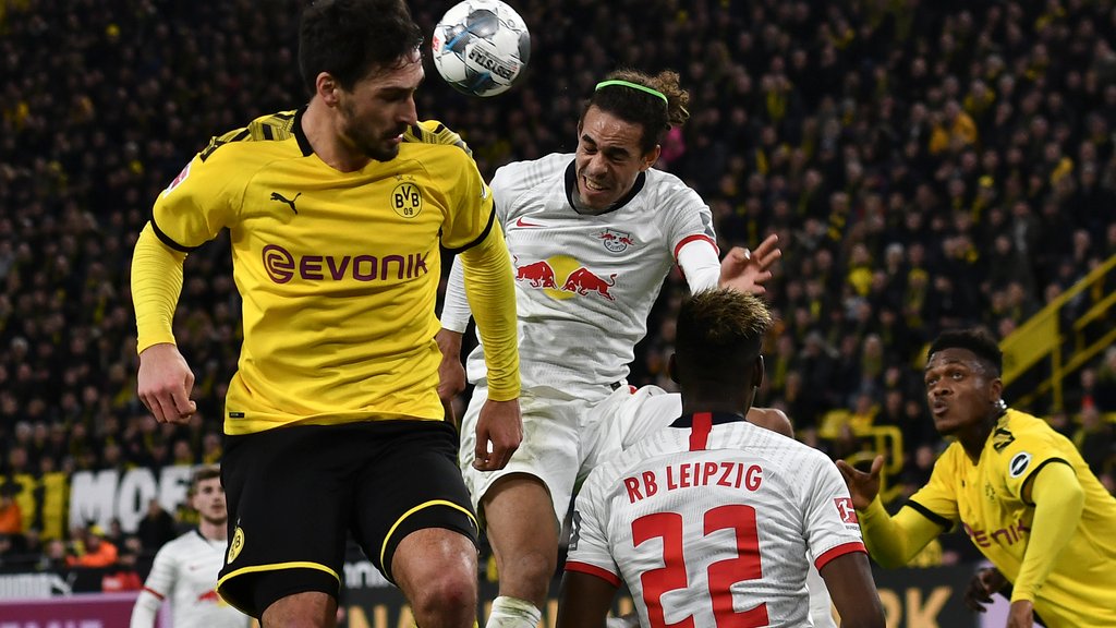 BVB-Abwehrchef Mats Hummels (l.) klärt einen Ball vor RB Leipzigs Stürmer Yussuf Poulsen