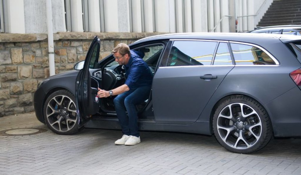 Jürgen Klopp, hier noch bei Borussia Dortmund, steigt aus dem Auto.