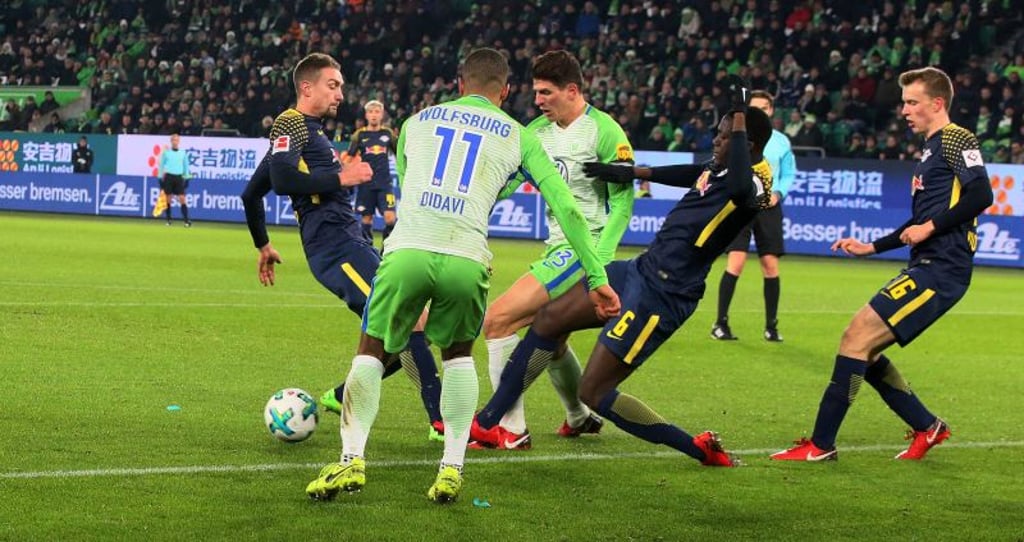 Fehltritt: Ibrahima Konaté verursachte in dieser Szene einen Elfmeter gegen Mario Gomez