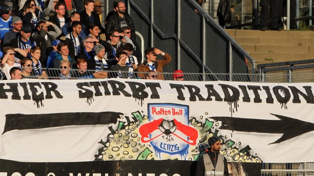 Als „Rattenball“ wird RB Leipzig oft von gegnerischen Fans bezeichnet. Hier: der SV Darmstadt.