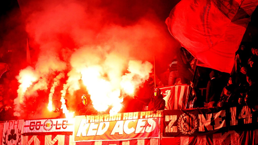 Feuer im Block: Rund um das Capo-Podest brannten einige RB-Fans in Paderborn Pyrotechnik ab.&nbsp;