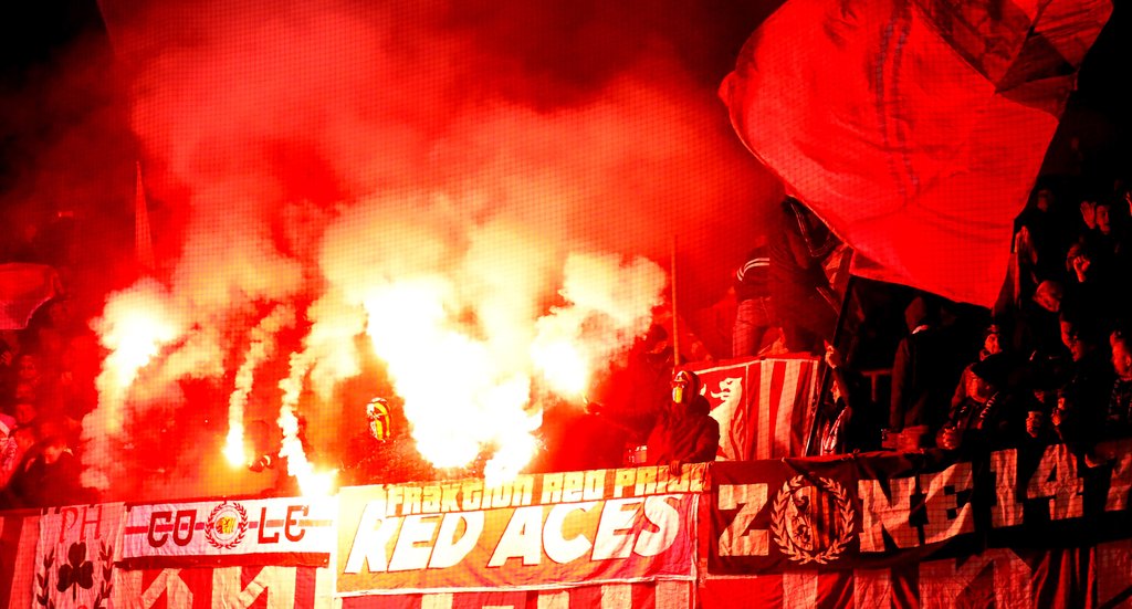 Feuer im Block: Rund um das Capo-Podest brannten einige RB-Fans in Paderborn Pyrotechnik ab. 