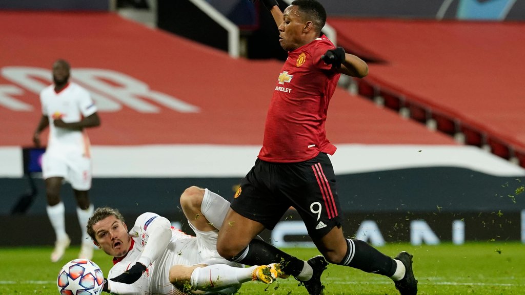 Sinnbildliche Szene für die 0:5-Pleite: RB Leipzigs Marcel Sabitzer verursacht mit einem Foul an Anthony Martial einen Strafstoß.