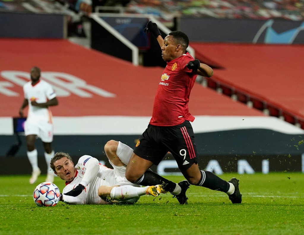 Sinnbildliche Szene für die 0:5-Pleite: RB Leipzigs Marcel Sabitzer verursacht mit einem Foul an Anthony Martial einen Strafstoß.