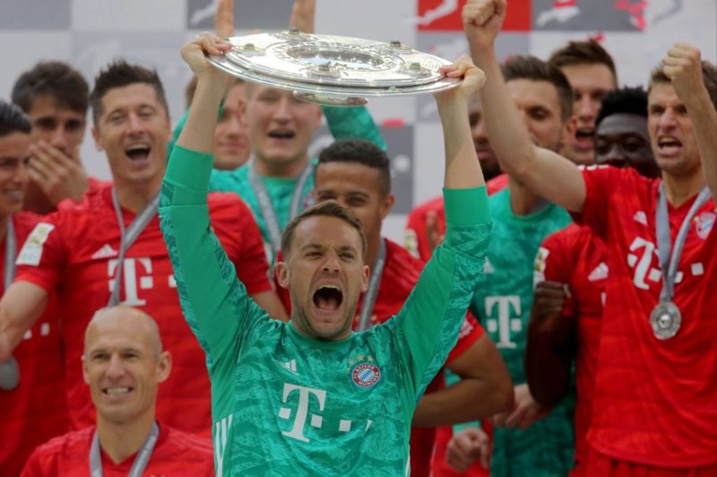 Bayern-Keeper Manuel Neuer feiert mit der Meisterschale.