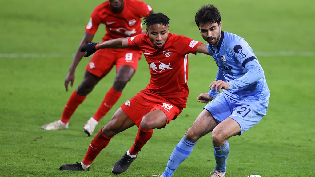 Christopher Nkunku und Amadou Haidara im Pressing gegen Gerrit Holtmann.