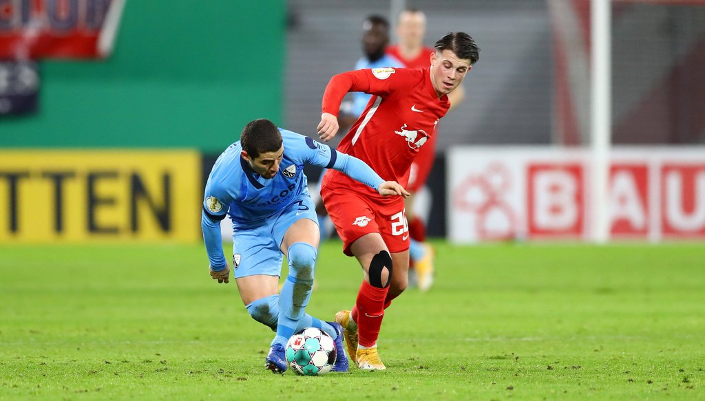 Schwerer Stand: Lazar Samardzic gegen Bochums Danilo Soares.