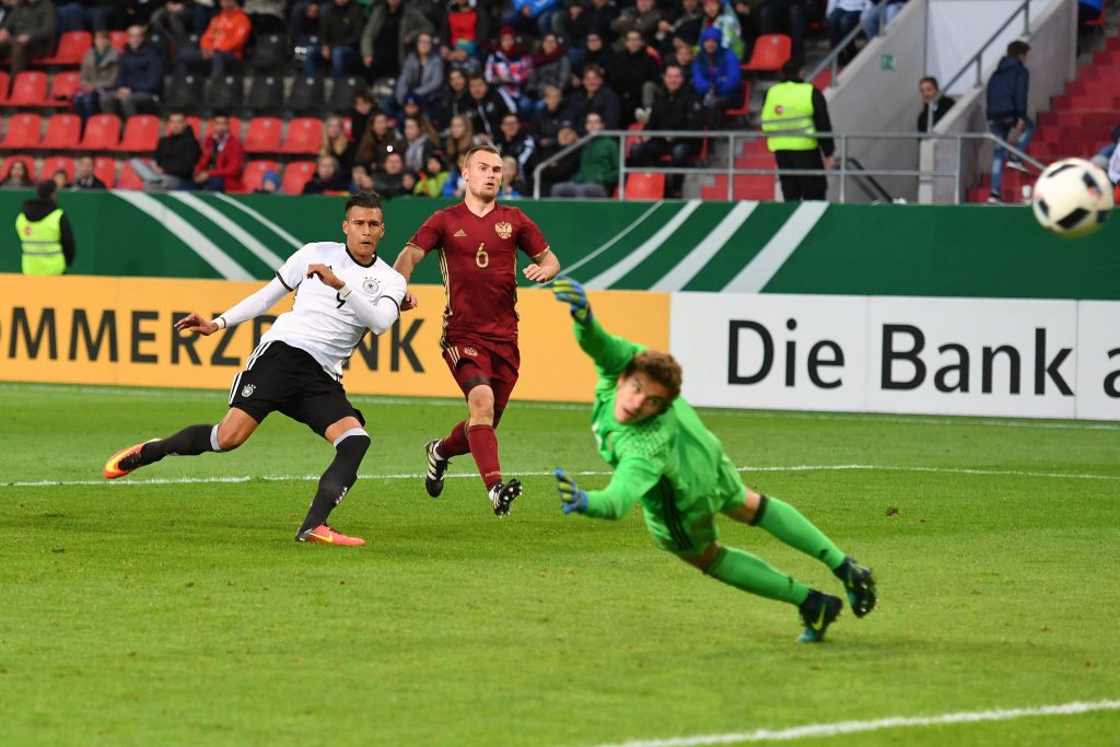 Anton Mitryushkin wird in der U21-Qualifikation von Davie Selke überwunden.