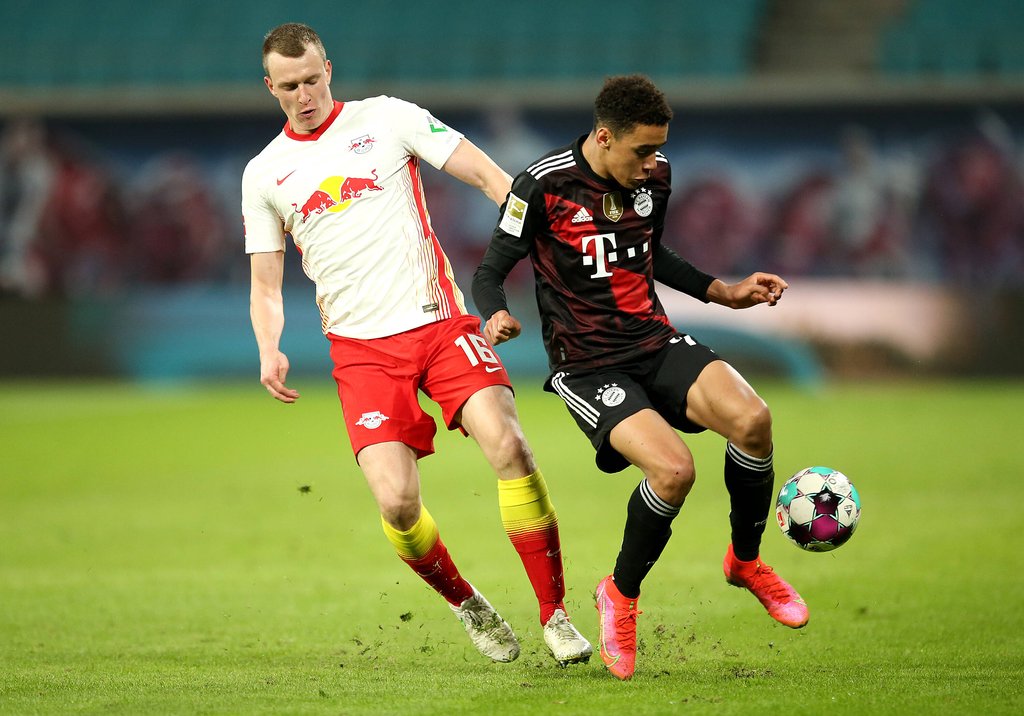 Lukas Klostermann (RB Leipzig) im Zweikampf mit Jamal Musiala (r.) vom FC Bayern.